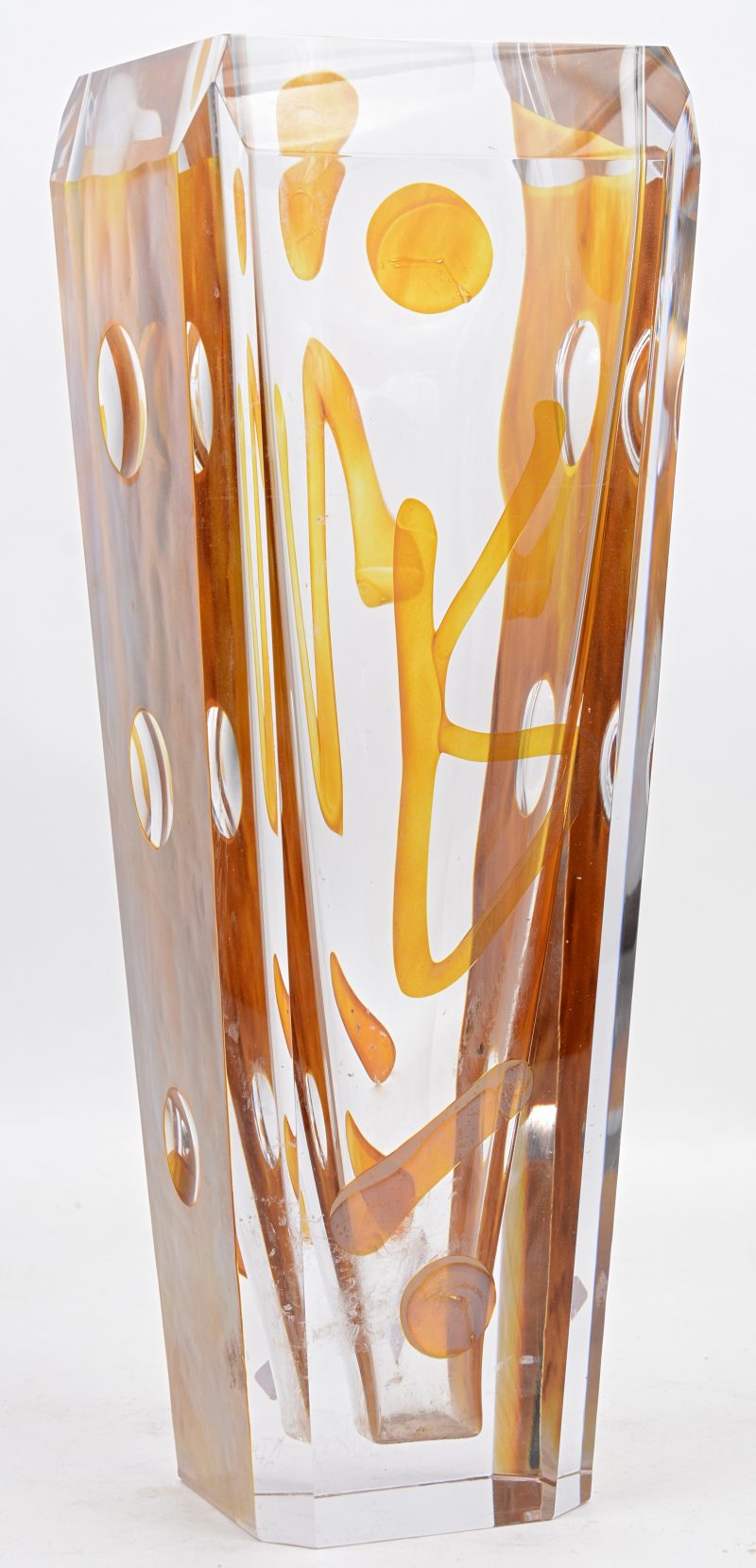 Een vierkante geslepen kristallen vaas met amberkleurig decor. Gesigneerd en gedateerd 2007