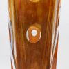 Een vierkante geslepen kristallen vaas met amberkleurig decor. Gesigneerd en gedateerd 2007