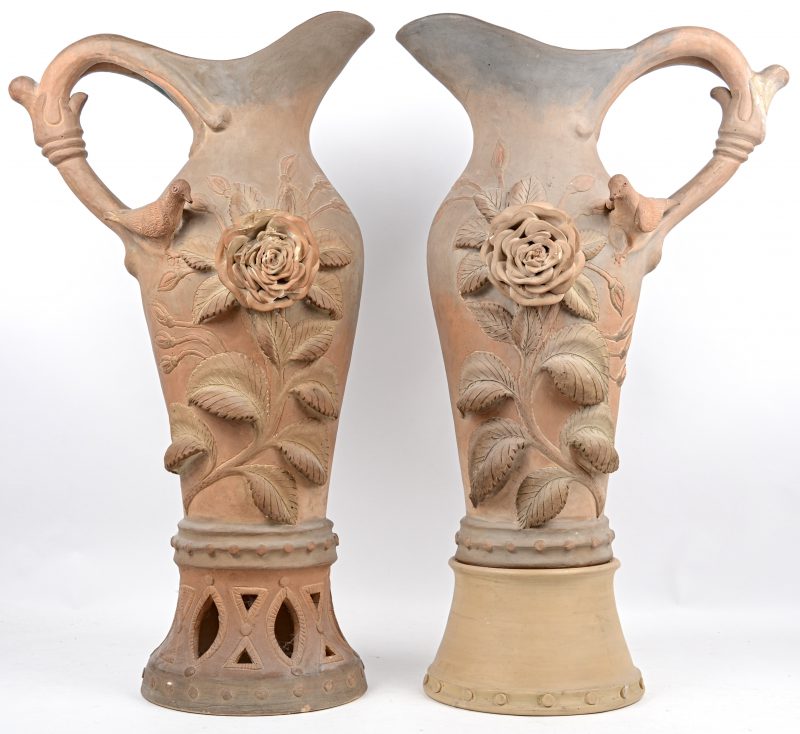 Een paar sierkannen van Torhouts aardewerk, versierd met rozen en vogels in reliëf. Enkele beschadigingen, één voet niet origineel.