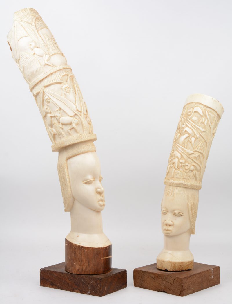 Een paar afrikaanse ivoren vrouwenbeelden op houten sokkel. Met CITES-certificaat. 5,246 kg.