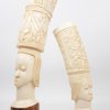 Een paar afrikaanse ivoren vrouwenbeelden op houten sokkel. Met CITES-certificaat. 5,246 kg.