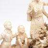 “Gezin met drie kinderen”. Een fijn gesculpteerde Chinees ivoren groep op houten sokkel.