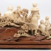 “Gezin met drie kinderen”. Een fijn gesculpteerde Chinees ivoren groep op houten sokkel.