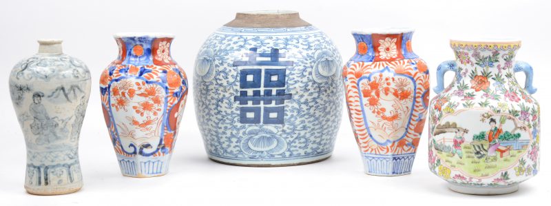 Vijf diverse porseleinen en aardewerken vazen waarvan een paar Imari vaasjes, een gemberpot (haarscheur, geen deksel), een Chinees vaasje met famille rose decor en een blauw en wit balustervaasje.