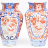 Vijf diverse porseleinen en aardewerken vazen waarvan een paar Imari vaasjes, een gemberpot (haarscheur, geen deksel), een Chinees vaasje met famille rose decor en een blauw en wit balustervaasje.