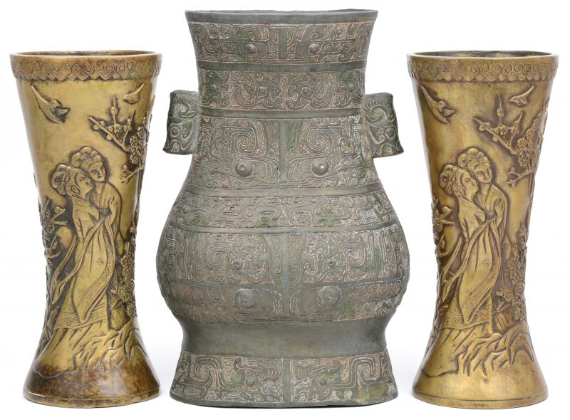 Drie Chinese bronzen vazen, twee vormen een paar met een landschapdecor (onderaan gemerkt), de derde naar XVde eeuws voorbeeld versierd met symbolen.