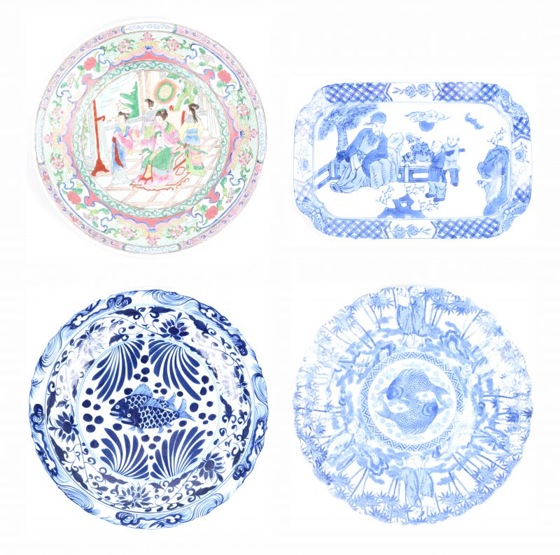 Vier schotels van Chinees porselein, drie blauw en witte en een met een famille rose decor.