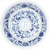 Vier schotels van Chinees porselein, drie blauw en witte en een met een famille rose decor.