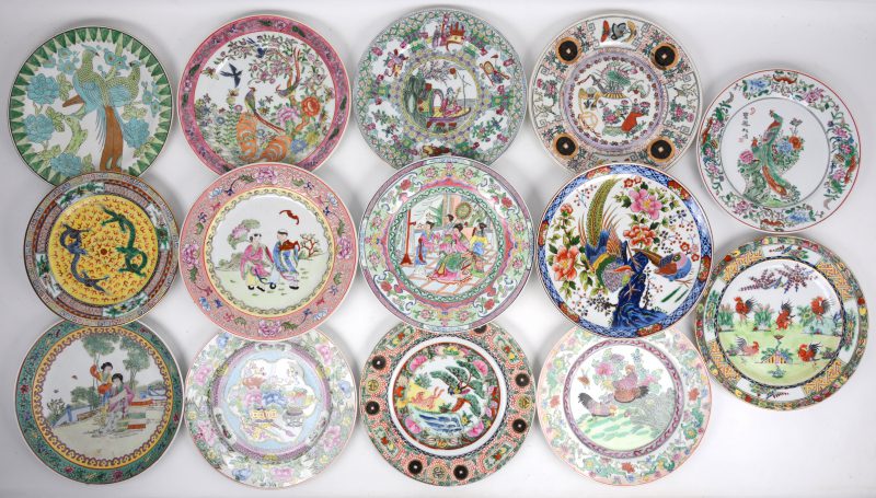 Veertien diverse porseleinen borden met famille rose decors. Chinees werk.