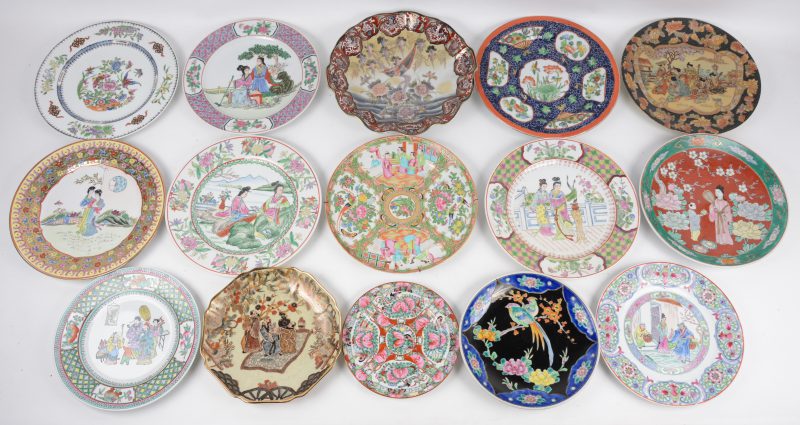 Vijftien diverse porseleinen borden met Chinese en Japanse decors. Chinees werk.