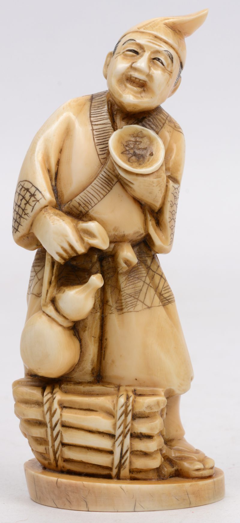 “handelaar”. Een fijn gesculpteerd beeldje van Aziatisch ivoor. Gesigneerd onderaan. Omstreeks 1900.