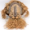 Een Afrikaans masker, gemaakt van een schildpadschild en droge grashalmen.