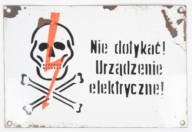 Een oud geëmailleerd Pools waarschuwingsbord.