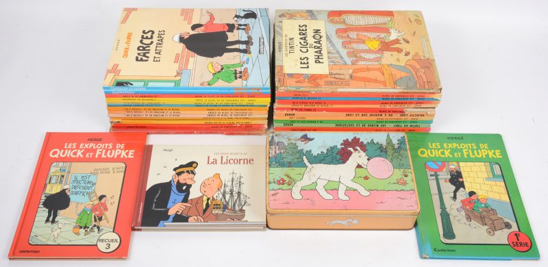 Een  lot van 28 stripverhalen in de Franse taal, jaren ‘60 en ‘70. Tintin, Jo, Zette et Jocko, Quick & Flupke, een speciale uitgave ‘Les Vrais Secrets de la Licorne (2006) en een koekendoos.