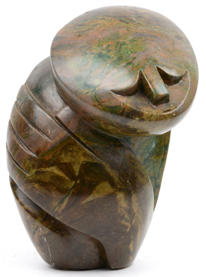 Een personage van gebeeldhouwd serpentijnsteen. Shona Zimbabwe, gesigneerd en gedateerd.