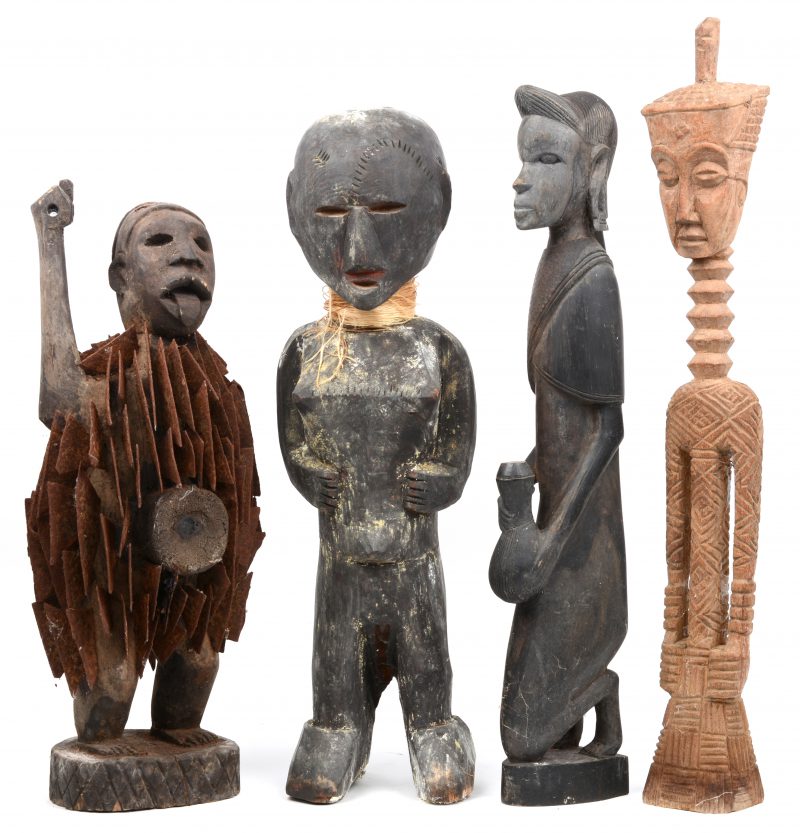 Vier personages van gebeeldhouwd hout. Afrikaans werk.