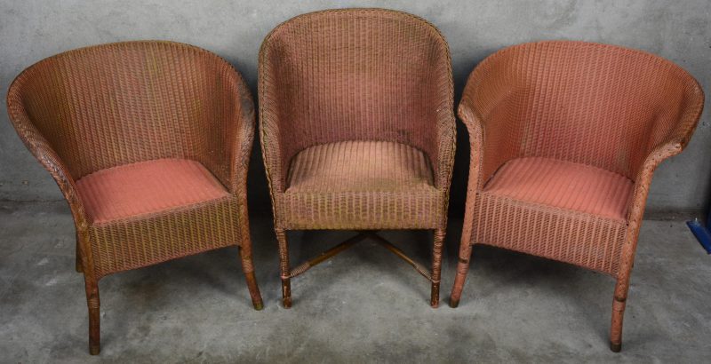 Drie Lloyd Loom stoelen, één gemerkt met label, één met een datering: Jun.37.