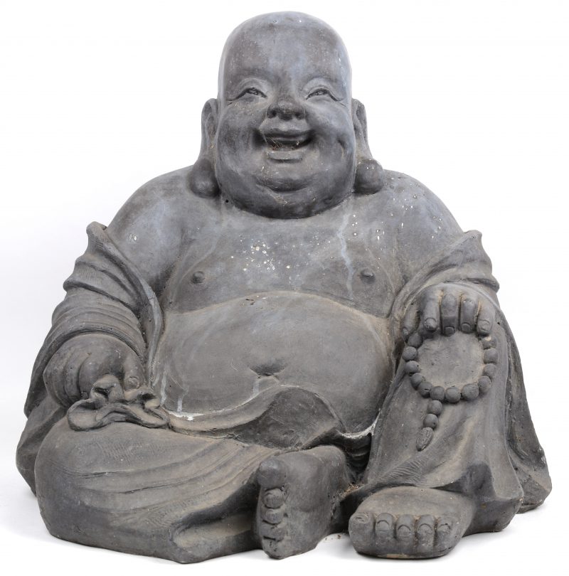 Een grijsgepatineerd gipsen beeld van een zittende Boeddha.
