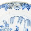 Vijf verschillende borden van Delfts aardewerk met blauw op witte decors. XVIIe; XVIIIe & XIXe eeuw. Diverse restauraties.
