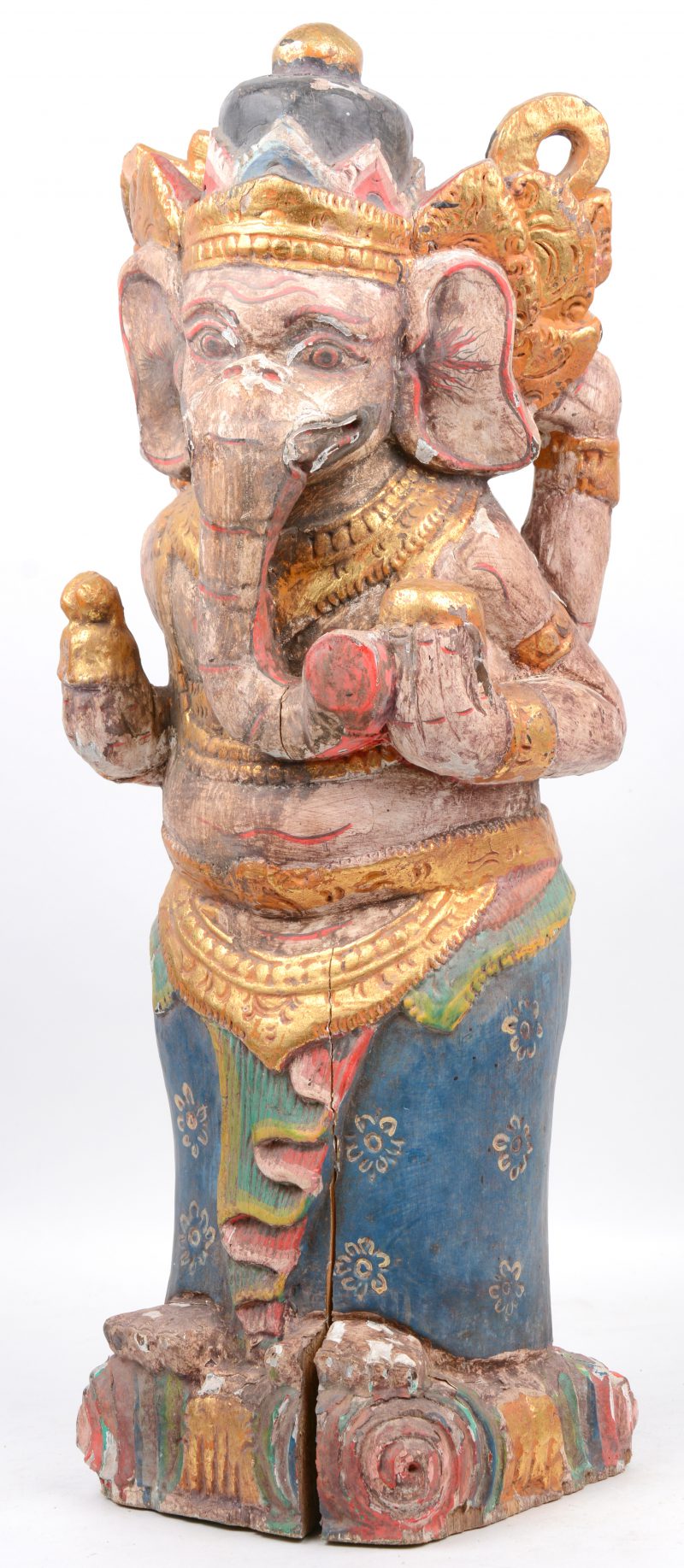 Een gepolycrhomeerd houten beeld van de God ganesh.