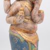 Een gepolycrhomeerd houten beeld van de God ganesh.