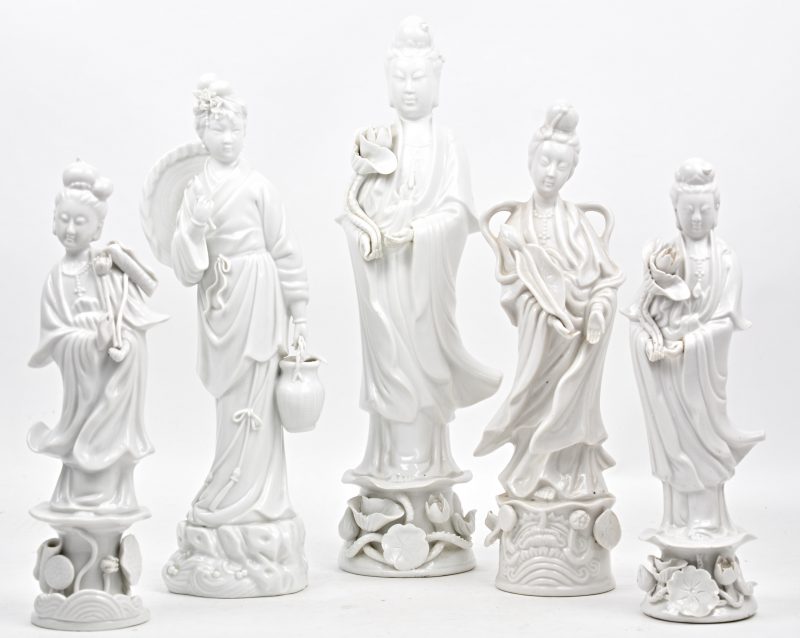 Vijf Guan Yins van monochroom wit Chinees porselein. Eén gerestaureerd aan een hand.