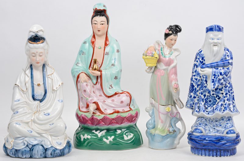 Twee zittende Guan Yin’s, een geisha en een wijze van Chinees porselein.