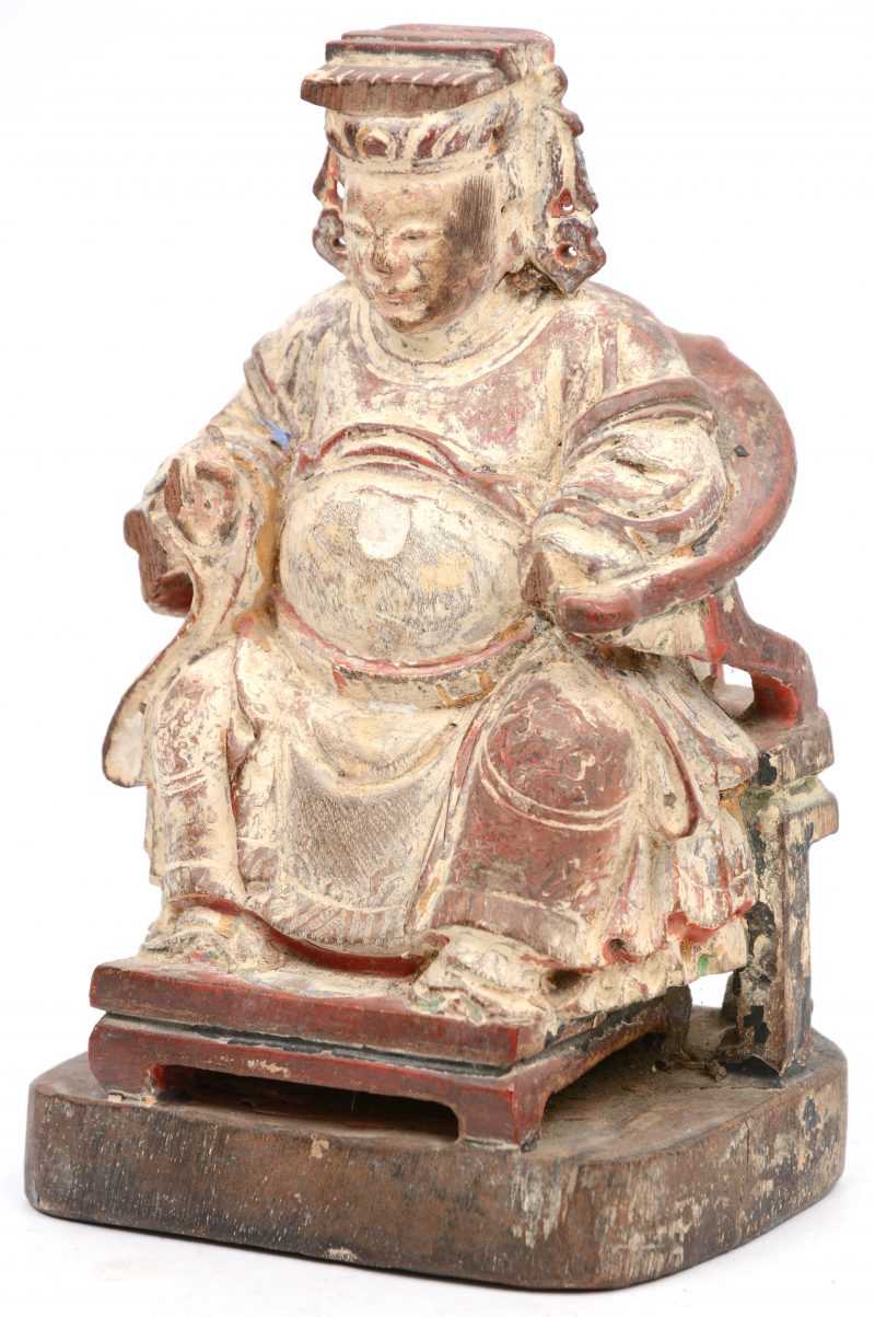 Een gebeeldhouwd houten zittend Keizersfiguur met sporen van polychromie.