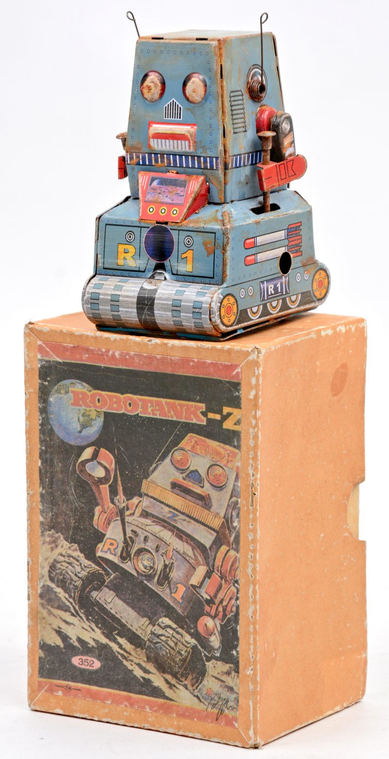 “Robotank-Z”. Een tinnen speelgoedrobot met opwindmechanisme. In originele doos. Jaren ’60. Werkende staat, gebruikssporen.