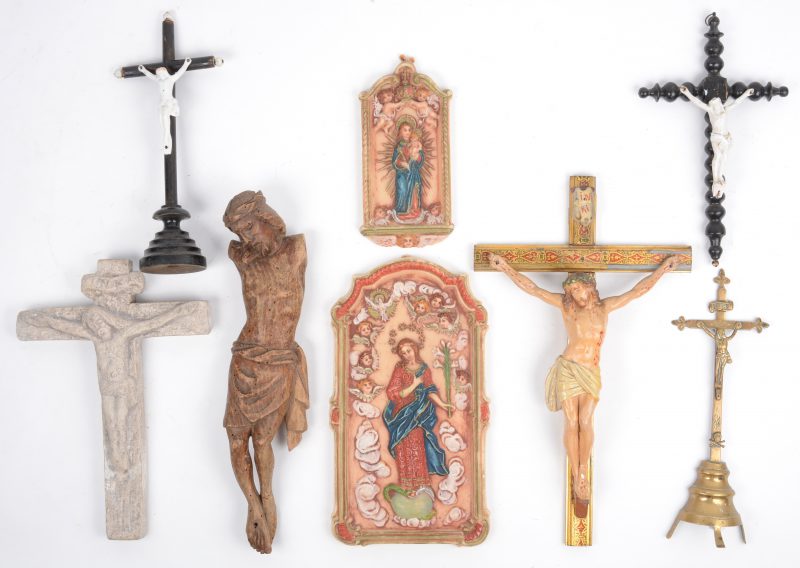 Een lot van vijf verschillende kruisbeelden, een losse houten corpus en twee wassen religieuze plaquettes.