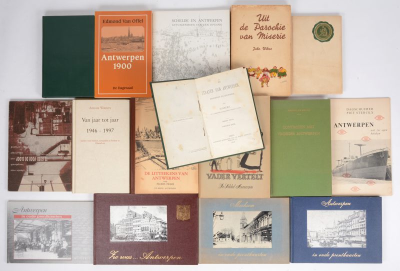Een lot van vijftien uitgaven met betrekking tot Antwerpen, waaronder vier boekjes met oude prentkaarten, enz.