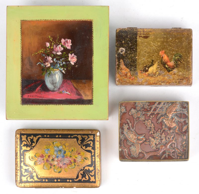 Een lot van drie kleine houten doosjes met handgeschilderde decors en een vierde doosje van messing en rood koper met decor van kraanvogels.