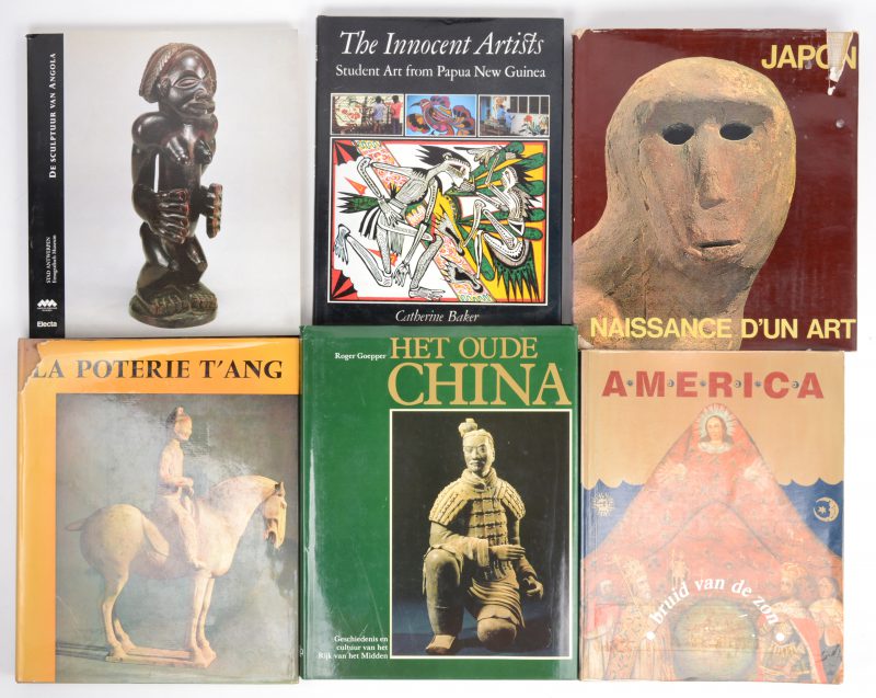 Een lot van zes boeken met betrekking tot niet-Europese kunst:- “De sculpturen van Angola”- “The innocent artists”- “Japon, naissance d’ un art”. - “La poterie T’ang”- “Het oude China”- “Amerika, bruid van de zon”