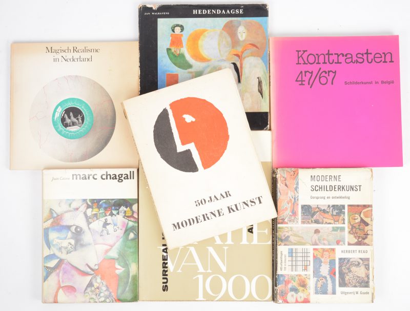 Een lot van zeven boeken met betrekking tot moderne kunst:- “De generatie van 1900”- “Hedendaagse schilderkunst in België”- “Magisch realisme in nederland”. - “Kontrasten 47/67”- “Marc Chagal”- “Moderne schilderkunst”- “50 jaar moderne kunst”.