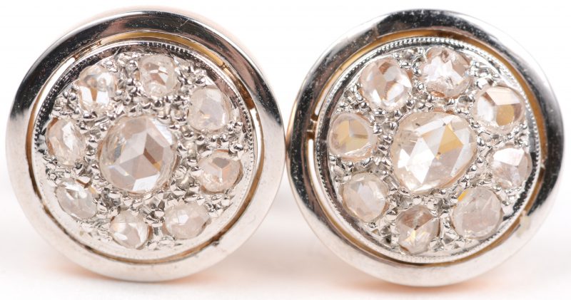 Een paar 18 karaats wit en geel gouden art deo oorbellen bezet met diamanten oude slijp met een gezamenlijk gewicht van +- 1,20 ct.