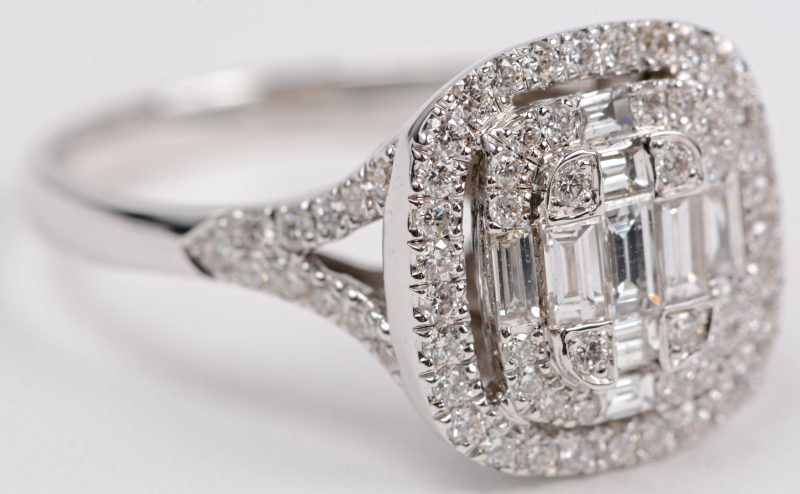 Een 18 karaats wit gouden ring bezet met diamanten baguetten en briljanten met een gezamenlijk gewicht van +- 1 ct.