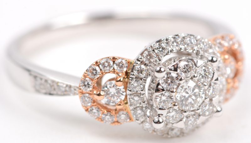 Een 18 karaats wit en roze gouden ring bezet met briljanten met een gezamenlijk gewicht van +- 0,60 ct.
