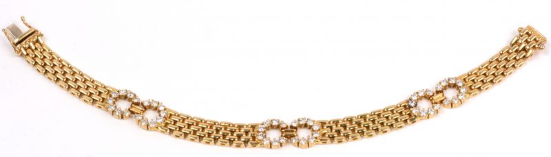 Een 18 karaats geel gouden schakelarmband bezet met briljanten met een gezamenlijk gewicht van +- 1,50 ct.