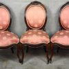 Een serie van 6 Victoriaanse stoelen van gebeeldhouwd notenhout, bekleding van roze zijde.