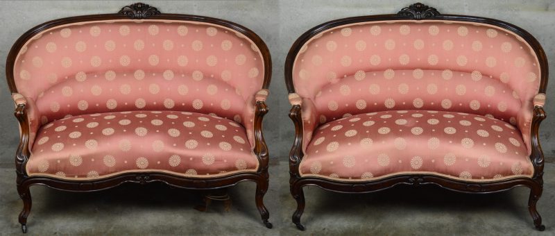 Een paar Louis-Philippe canapés van mahoniehout, bekleed met roze zijde. XIXde eeuw.