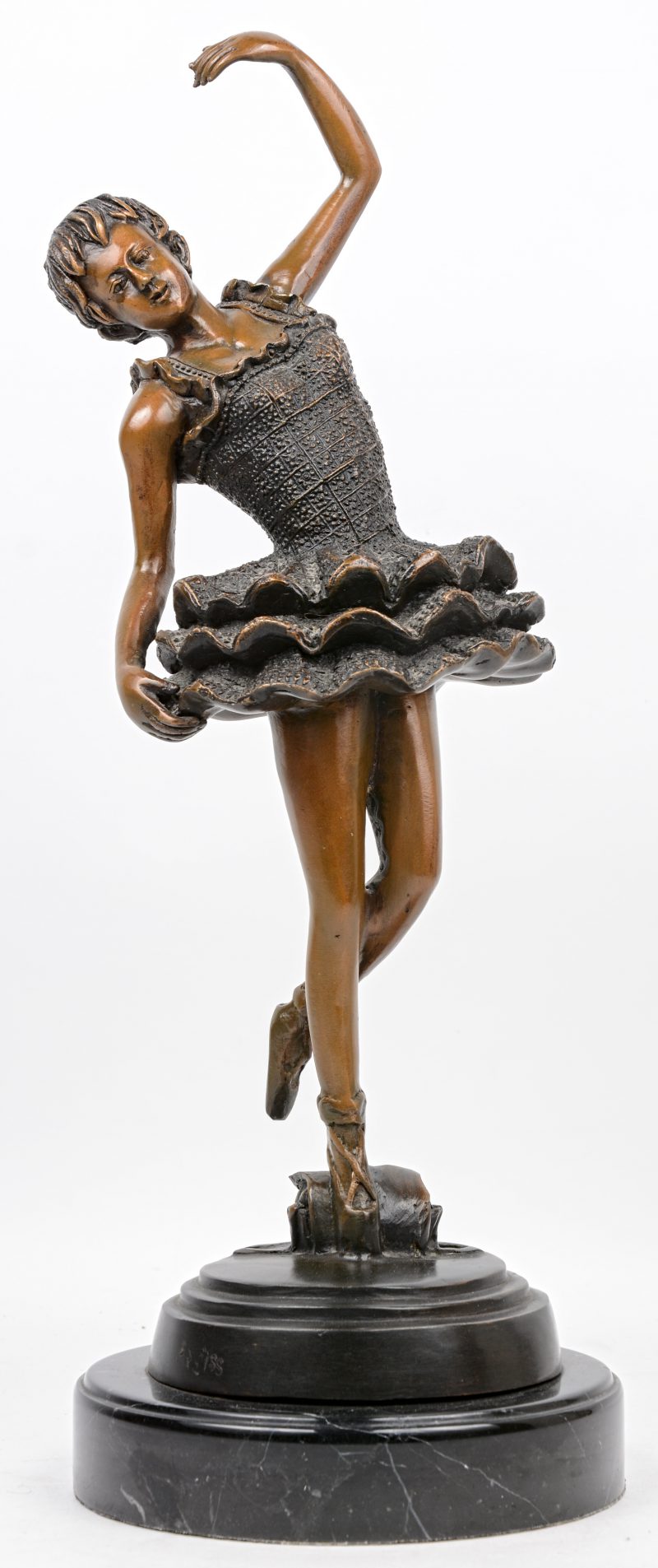 “Danseresje”. Art deco beeldje van brons met marmeren sokkel.