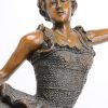 “Danseresje”. Art deco beeldje van brons met marmeren sokkel.