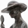 Zittend naakt met hoed en spiegel. Bronzen beeldje.