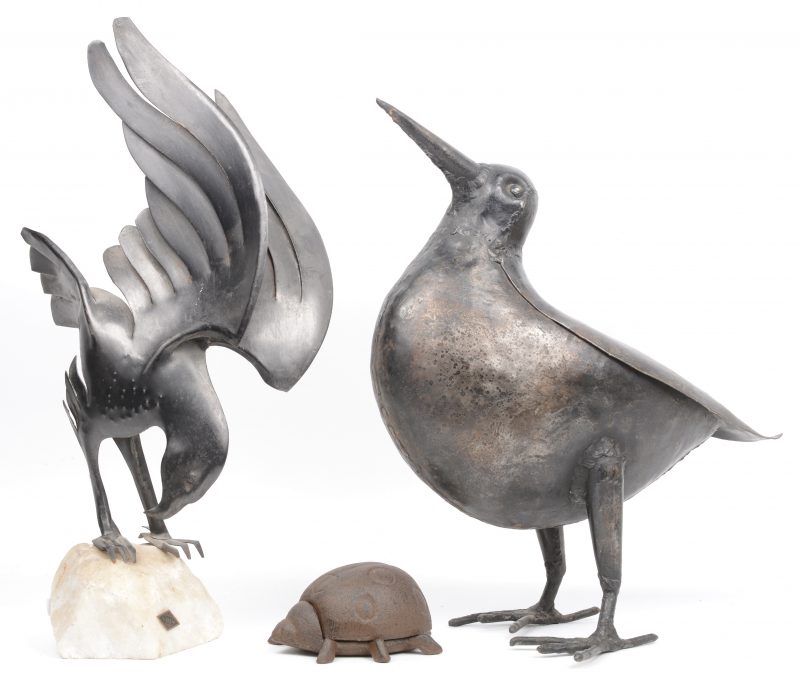 Twee vogels en een lievenheersbeestje. Drie diverse metalen beeldjes.