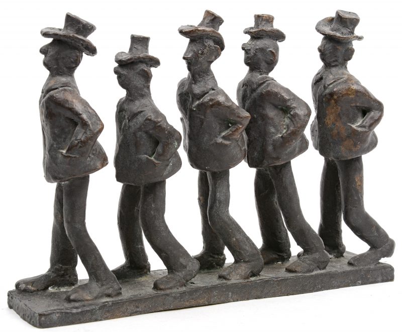 Een optocht van vijf mannen met hoeden. Bronzen groep.