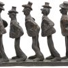 Een optocht van vijf mannen met hoeden. Bronzen groep.
