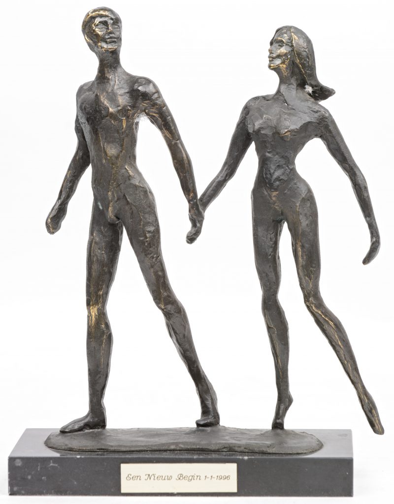 “Een nieuw begin”. Bronzen groepje van een man en een vrouw.
