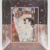 Artis Orbis. Een rechthoekige schotel met een afbeelding naar Klimt, genummerd 383/1500 en een ronde schotel met een afbeelding naar Rosina Wachtmeister, genummerd 985/1000.