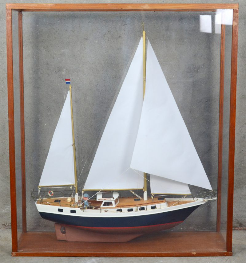 Een maquette van een zeilboot. In vitrine.