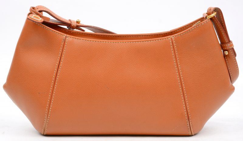 Een handtas van cognackleurig leder met originele draagtas. Model ‘Desir’.